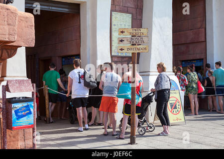 COSTA ADEJE, Tenerife, Espagne - circa 2016, JAN : petite queue pour le billet de windows Siam Park est à porte d'entrée au matin. Le Siam Park est l'un des Banque D'Images