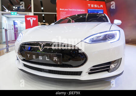 HELSINKI, FINLANDE-circa 2015, DÉC : Vue de face de la voiture Tesla de calandre. Whitestar berline électrique. Le Tesla Model S est un grand tous Banque D'Images