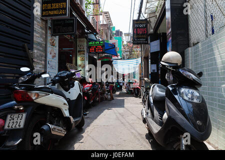 Ho Chi Minh Ville (Saigon)Vietnam - 7 mars 2017 : ruelles typiques d'Saigonespecially difficiles à trouver pour les touristes à la recherche d'un hôtel. Banque D'Images