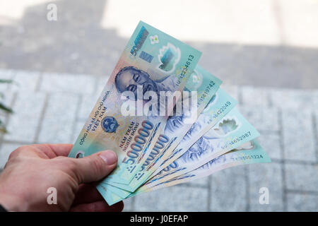 Ho Chi Minh Ville (Saigon), Vietnam - 7 mars 2017 : 500,000 vietnam dong des billets en euros. 500,000 vnd est égal à 22 USD. Banque D'Images