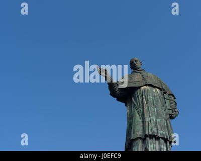 Colosse de San Carlo Borromeo (san carlone ou sancarlone) est une statue en bronze massif surplombant le lac Majeur, érigée entre 1614 et 1698, près d'une Banque D'Images