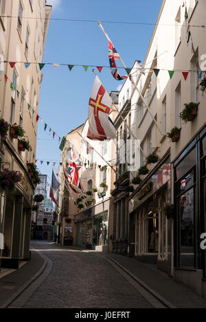 La principale rue commerçante, le Pollet ( Le Polet) à St Peter Port à Guernesey, îles Anglo-Normandes, Royaume-Uni Banque D'Images