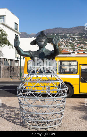 Une statue d'une femme aux yeux bandés avec ses mains devant elle sur la promenade à Funchal, Madère. Banque D'Images