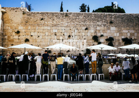 Femme et touristique se mélangent ensemble et prendre en photo de la sainte Mur des lamentations et les juifs en prière devant lui. Banque D'Images