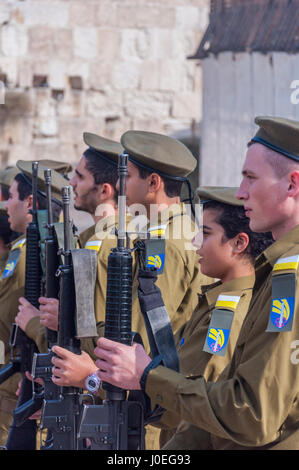 Jérusalem, Israël. 10 Décembre, 2009. Les soldats des FDI jurer allégeance au Mur occidental. Banque D'Images