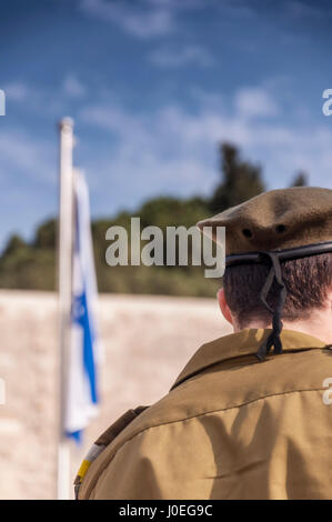 Soldat des FDI en face du Mur occidental (Israël) Banque D'Images