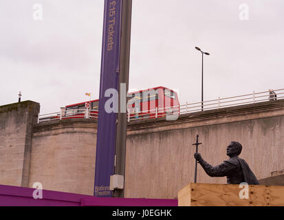 Sculpture en bronze de Laurence Olivier (2007) représentation hameau par Angela Conner, South Bank, Londres, Angleterre, Europe Banque D'Images