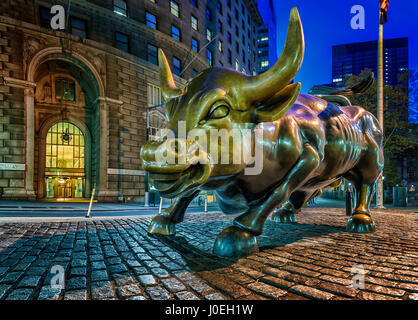 USA, New York, Manhattan, la sculpture Bull charge près de Bourse de Wall Street. Banque D'Images