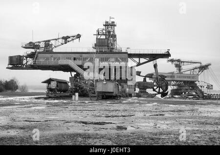 JAW-dropping photos donnent un aperçu de ce qui pourrait être la plus grande collection de la plus gigantesque excavateurs miniers. L'oeil-ouverture des images montrent cinq machines pelle abandonnée, avec chaque variant en taille et contrôlées par différents nombre de contrôleurs. Le plus grand de tous est l'excavatrice 'Gemini' qui a été construit en 1958 et pèse 1980 tonnes et a une longueur totale de 420 pieds et de 98 pieds de hauteur, tandis que la plus ancienne, la 'Mosquito', a été construit en 1941 d'une longueur totale de 223 pieds. Capturé en Allemagne par le photographe, Bartosz Rajski (33), sur un Canon 1000D avec le Sigma 20-40mm Banque D'Images