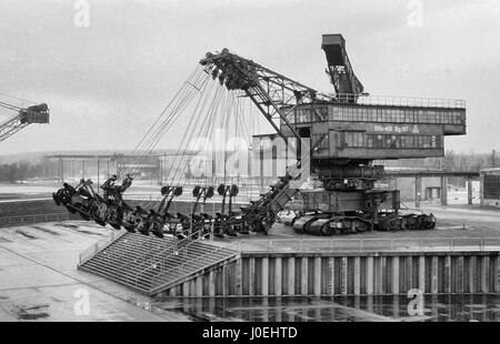 JAW-dropping photos donnent un aperçu de ce qui pourrait être la plus grande collection de la plus gigantesque excavateurs miniers. L'oeil-ouverture des images montrent cinq machines pelle abandonnée, avec chaque variant en taille et contrôlées par différents nombre de contrôleurs. Le plus grand de tous est l'excavatrice 'Gemini' qui a été construit en 1958 et pèse 1980 tonnes et a une longueur totale de 420 pieds et de 98 pieds de hauteur, tandis que la plus ancienne, la 'Mosquito', a été construit en 1941 d'une longueur totale de 223 pieds. Capturé en Allemagne par le photographe, Bartosz Rajski (33), sur un Canon 1000D avec le Sigma 20-40mm Banque D'Images