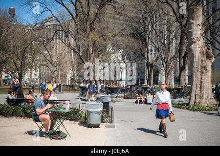 Les New-yorkais et les visiteurs de profiter de la douceur printanière météo à Madison Square Park, à New York, le lundi 10 avril, 2017. Les températures sont en hausse dans les années 70, un répit à partir de l'hiver. (© Richard B. Levine) Banque D'Images