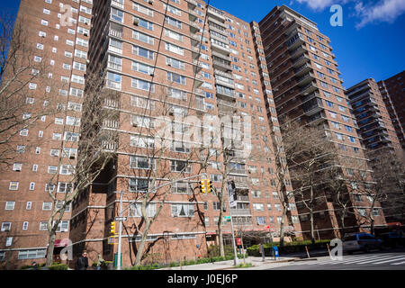 Un bâtiment dans le logement abordable, bloc Soviétique architecture évocatrice, Penn complexe du Sud à New York le samedi 8 avril 2017. (© Richard B. Levine) Banque D'Images