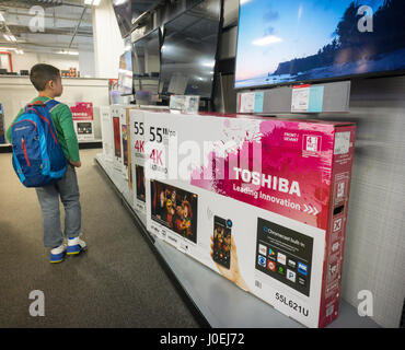 Boîtes de marque Toshiba télévision à écran plat dans un magasin Best Buy à New York le mardi, Avril 11, 2017. Toshiba a annoncé que les pertes associées à sa filiale d'énergie nucléaire, Westinghouse Electric, peuvent être suffisantes pour empêcher l'entreprise de continuer. (© Richard B. Levine) Banque D'Images