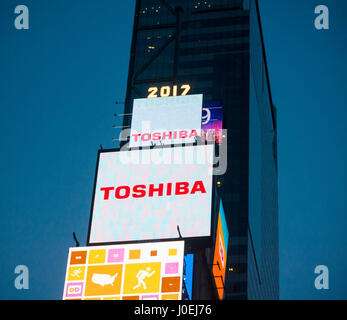 Le signe s'allume d'un Toshiba Times Square à New York le mardi, Avril 11, 2017. Toshiba a annoncé qu'il y a des 'incertitude' si l'entreprise peut poursuivre en citant les pertes qui résultent de la Westinghouse Electric division nucléaire. (© Richard B. Levine) Banque D'Images