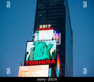 Le signe s'allume d'un Toshiba Times Square à New York le mardi, Avril 11, 2017. Toshiba a annoncé qu'il y a des 'incertitude' si l'entreprise peut poursuivre en citant les pertes qui résultent de la Westinghouse Electric division nucléaire. (© Richard B. Levine) Banque D'Images