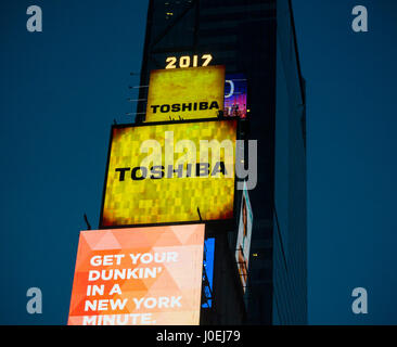 Le signe s'allume d'un Toshiba Times Square à New York le mardi, Avril 11, 2017. Toshiba a annoncé qu'il y a des 'incertitude' si l'entreprise peut poursuivre en citant les pertes qui résultent de la Westinghouse Electric division nucléaire. (© Richard B. Levine) Banque D'Images