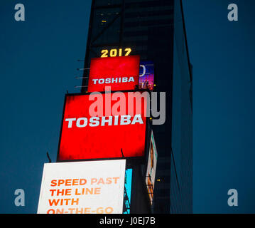 Le signe s'allume d'un Toshiba Times Square à New York le mardi, Avril 11, 2017. Toshiba a annoncé qu'il y a des 'incertitude' si l'entreprise peut poursuivre en citant les pertes qui résultent de la Westinghouse Electric division nucléaire. (© Richard B. Levine) Banque D'Images