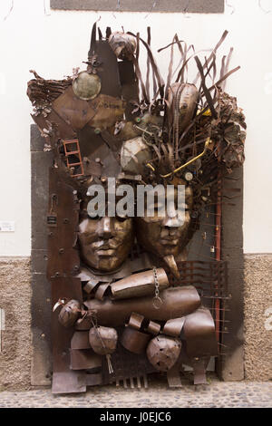 Scrap Metal sculpture ; partie d'une série de portes peintes de l''Art de Ouvrir des portes", Funchal, Madère Banque D'Images