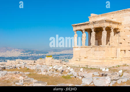 Port de cariatides est un élément d'Erechtheion et le symbole de l'architecture grecque antique, Athènes, Grèce Banque D'Images