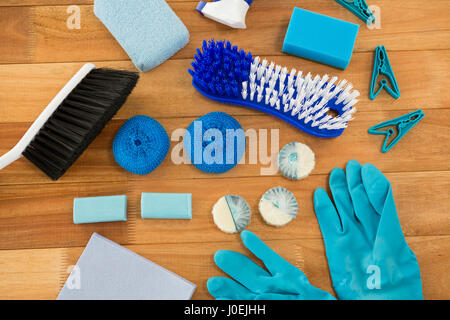 Portrait de gants et brosse avec clothespin on wooden table Banque D'Images
