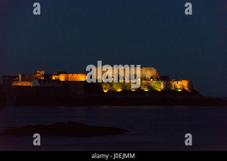 L'année 800 Castle Cornet de nuit à St Peter Port à Guernesey dans les îles de la Manche, la Grande-Bretagne Banque D'Images