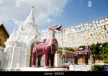 Singha ou Lion statues gardien avant de gate entrane les piétons Aller à prier et visite au Wat Phra That chedi temple Hariphunchai sur Décembre Banque D'Images