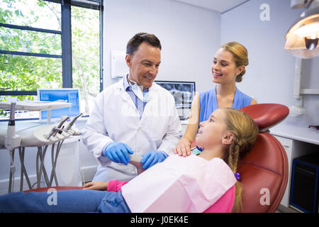 Dentiste en interaction avec les jeunes patients à la clinique dentaire