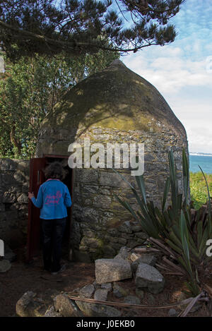 Un touriste pairs dans une ancienne cellule de prison locale sur l'île de Herm dans les îles de la Manche, la Grande-Bretagne. Herm est partie de la paroisse de St Peter Port dans le Bail Banque D'Images