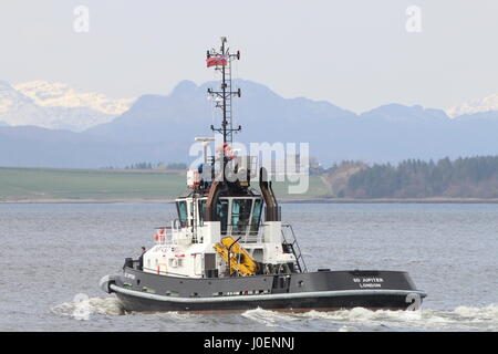 Jupiter SD, un remorqueur Damen Stan 2608, exploité par Serco Marine Services, passant Greenock à l'arrivée d'étapes pour l'exercice Joint Warrior 17-1. Banque D'Images