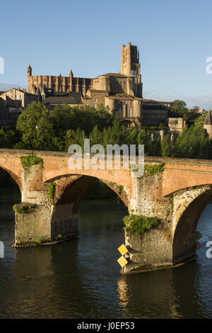 La France, Albi, ville withTarn Rivière, Pont Vieux et la Cathédrale Banque D'Images