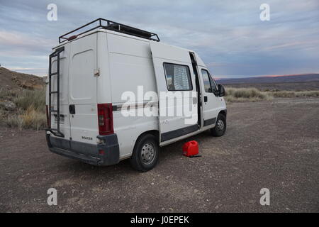 Nos Peugeot Boxer camping campèrent dans le désert argentin Banque D'Images