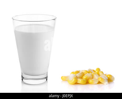 Du lait frais dans le verre avec le maïs sur fond blanc. Banque D'Images