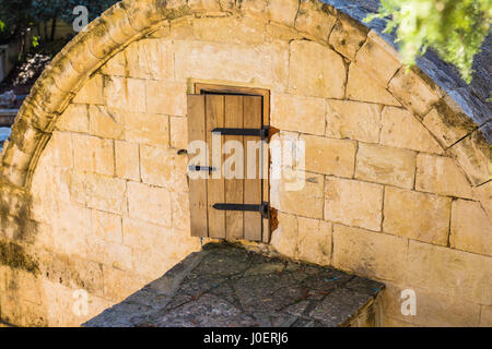 Une petite porte dans un grenier dans la forme d'une église dans la cour d'un vieux château. Banque D'Images