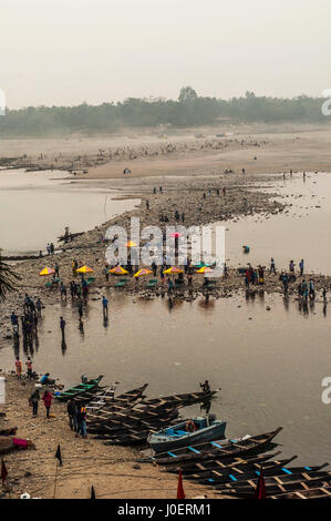 Peuples autochtones à fleuve, dawki Jaintia Hills, West, Meghalaya, en Inde, en Asie Banque D'Images