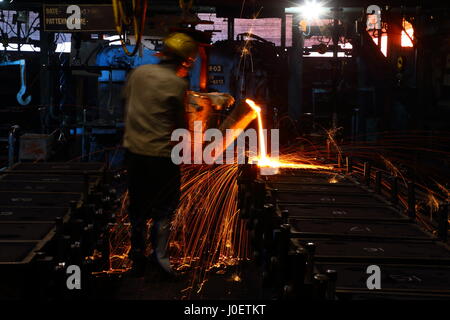 Coulée de métal en fusion dans Foundry Banque D'Images