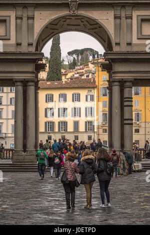 Les gens marcher dans l'allée de la Galerie des Offices à Florence, Italie Banque D'Images