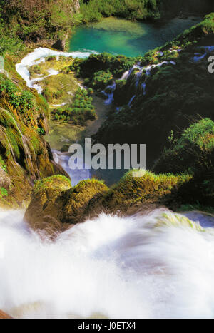 Cascades sur le parc national des lacs de Plitvice en Croatie Banque D'Images