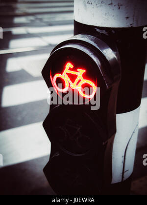 Feu rouge pour vélo indiquant un arrêt pour les cyclistes à Amsterdam pendant une journée pluvieuse typique. Pays-Bas Banque D'Images