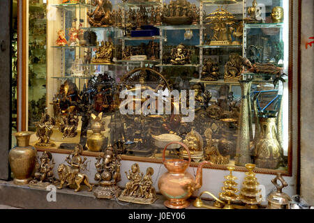 Statue en laiton boutique, Varanasi, Uttar Pradesh, Inde, Asie Banque D'Images