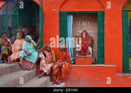 Femmes assises près de la statue de Durga, Varanasi, Uttar Pradesh, Inde, vie indienne Banque D'Images