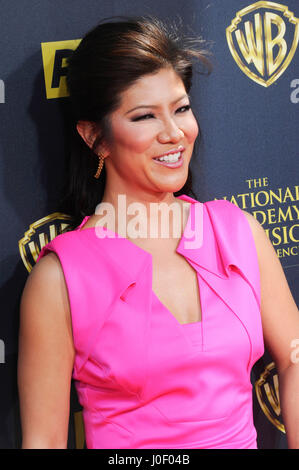 Julie Chen assiste à la 42e Prix Daytime Emmy à Warner Bros Studios le 26 avril 2015 à Burbank, Californie. Banque D'Images