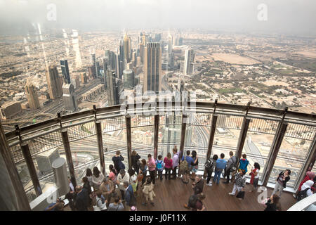 La tour d'observation en haut de la tour Burj Khalifa à Dubaï. Banque D'Images