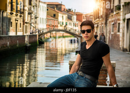 Jeune homme sur pont sur Petit Canal à Venise Banque D'Images