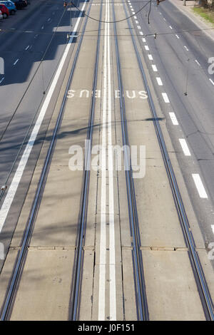 Photo du partage des voies de tramway et de bus dans une ville. Banque D'Images