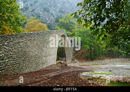 Pont en pierre traditionnelle en Grèce Banque D'Images