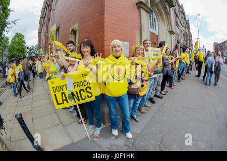 Protestation de fracturation - anti-manifestants fracturation persuader Lancashire Conseil de refuser la permission de Cuadrilla fracturation près de Blackpool. Banque D'Images