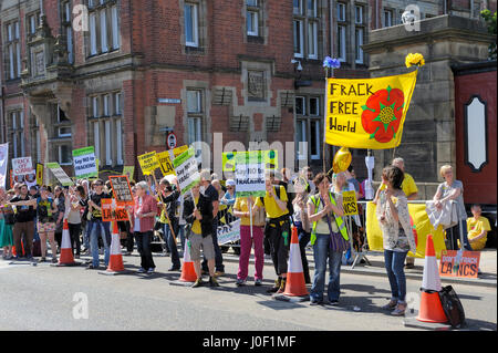 Protestation de fracturation - anti-manifestants fracturation persuader Lancashire Conseil de refuser la permission de Cuadrilla fracturation près de Blackpool. Banque D'Images