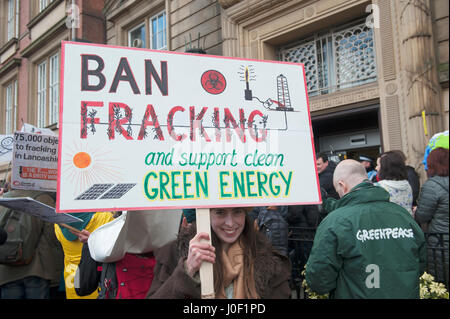 Protestation de fracturation - anti-manifestants fracturation persuader Lancashire Conseil de refuser la permission de Cuadrilla fracturation près de Blackpool. Banque D'Images