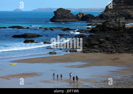 Balades en famille sur l'Trevaunance Cove beach, St Agnes, Cornwall, UK Banque D'Images