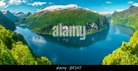 Belle vue panoramique sur Geirangerfjord et ses montagnes, le meilleur, le plus célèbre fjord en Norvège Banque D'Images